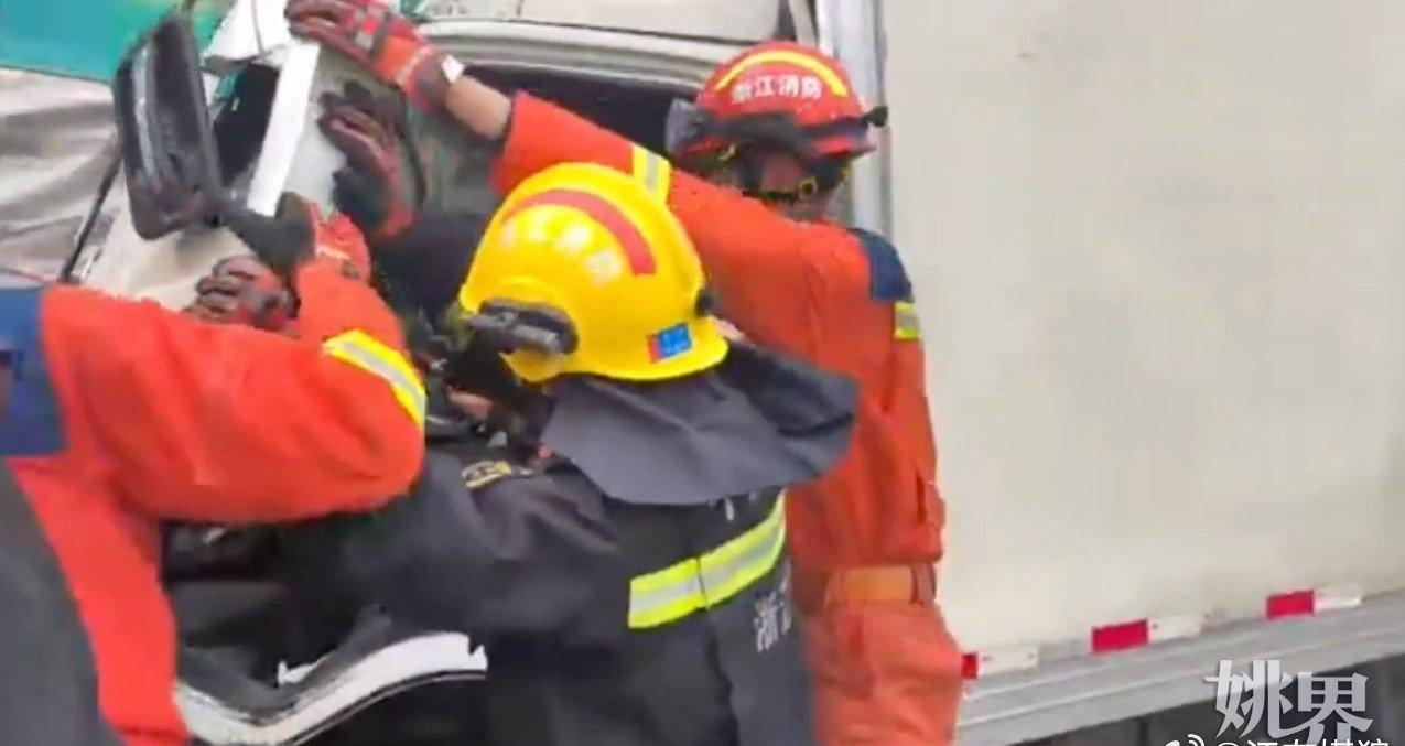 杭甬高速泗门段发生两车追尾事故，白色厢式小货车撞上前方红色大货车，小货车车头与车