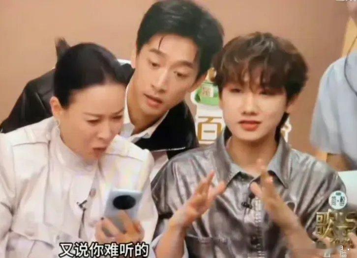 《歌手》直播时，汪苏泷本来笑着在鼓掌的，结果那英看了手机热搜后对汪苏泷说：“怎么