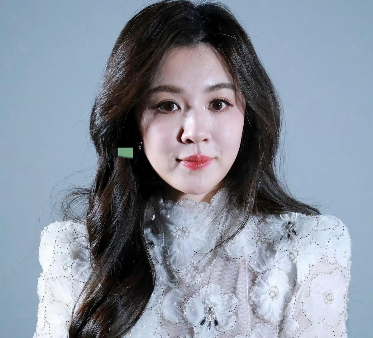 女星亲自下场“手撕”狗仔！网友直呼：干得漂亮，早就该这么治了！
现在的狗仔，真的