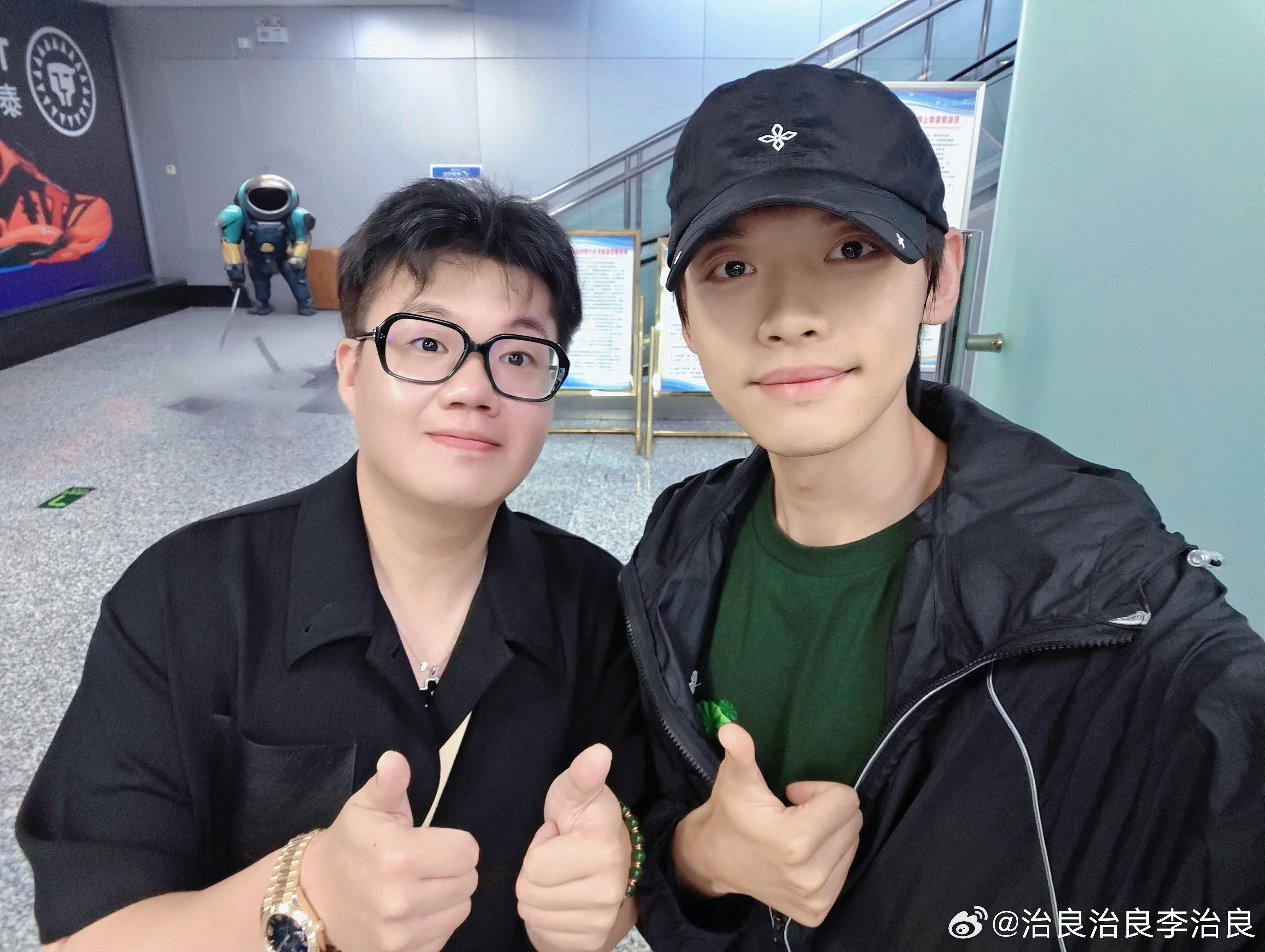 李治良说纯偶遇 一个航班 