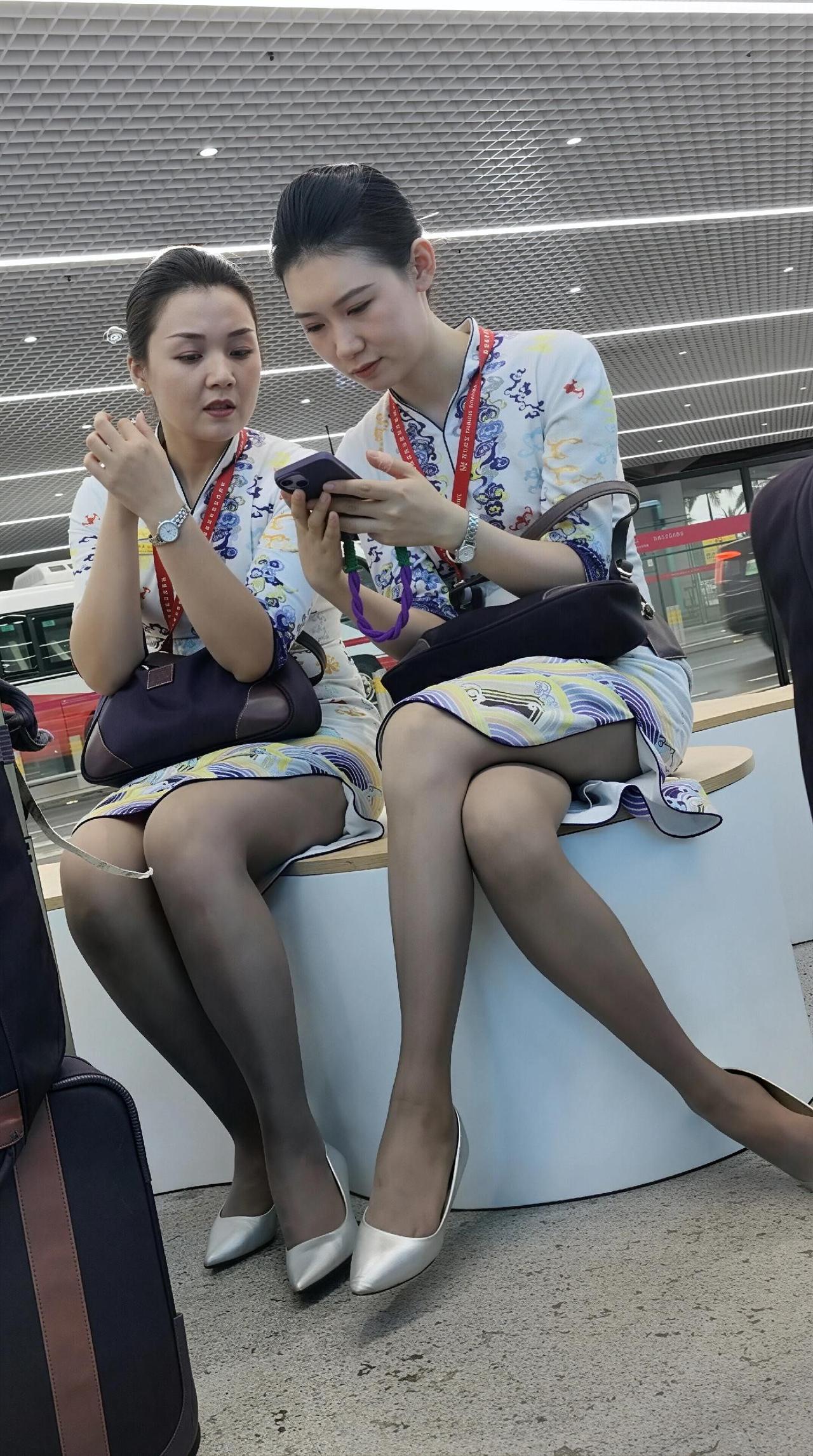 机场候机室，闺蜜相伴，时尚穿搭，手机相伴，轻松等待