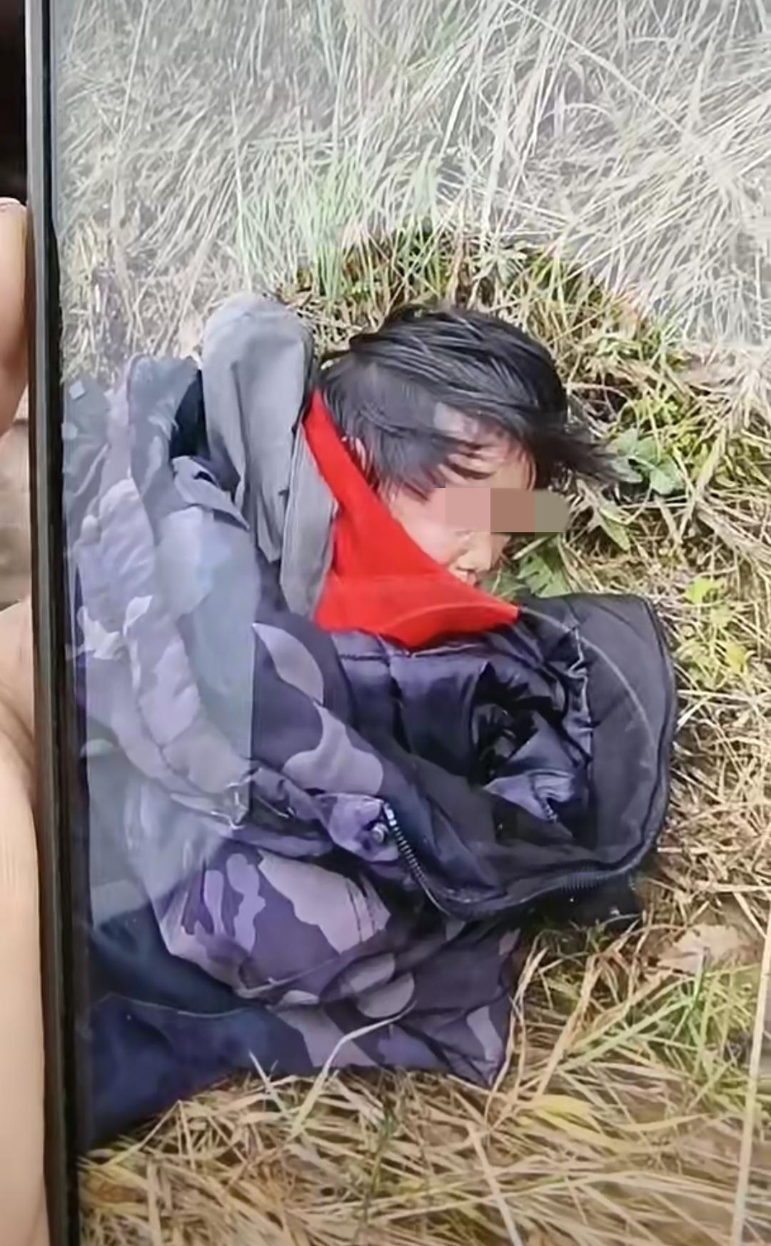 刚刚看了一些搜救现场主播的直播，说孩子找到了，还能说话，意识清醒！

官方还没有