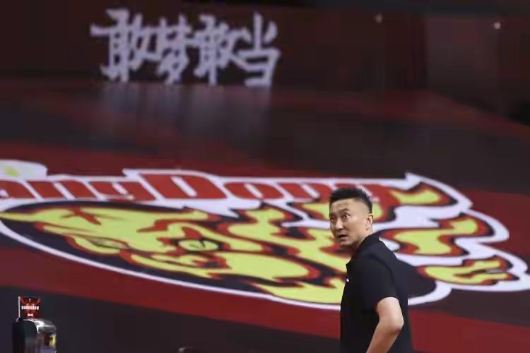 广东迎来转机？据著名篮球评论员苏群报道，杜峰新赛季将不再担任广东男篮主教练，在上