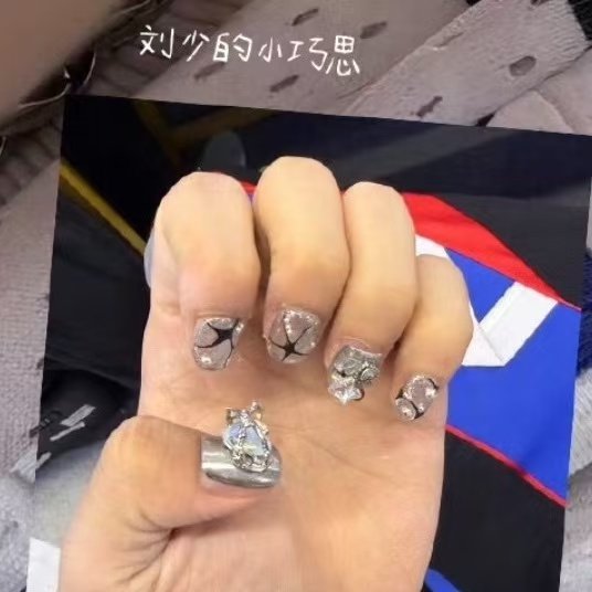 刘耀文大拇指和无名指的美甲贴反了 刘耀文把美甲贴反了哈哈哈哈哈 