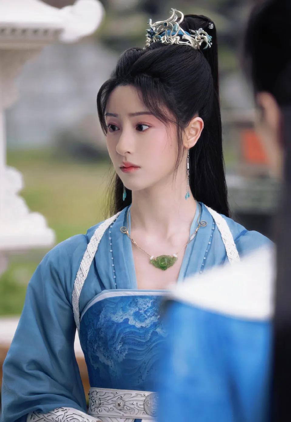 好消息：仙剑四头套更新版本了！！柳梦璃这两集的发包和脸型很贴合！
坏消息：慕容紫