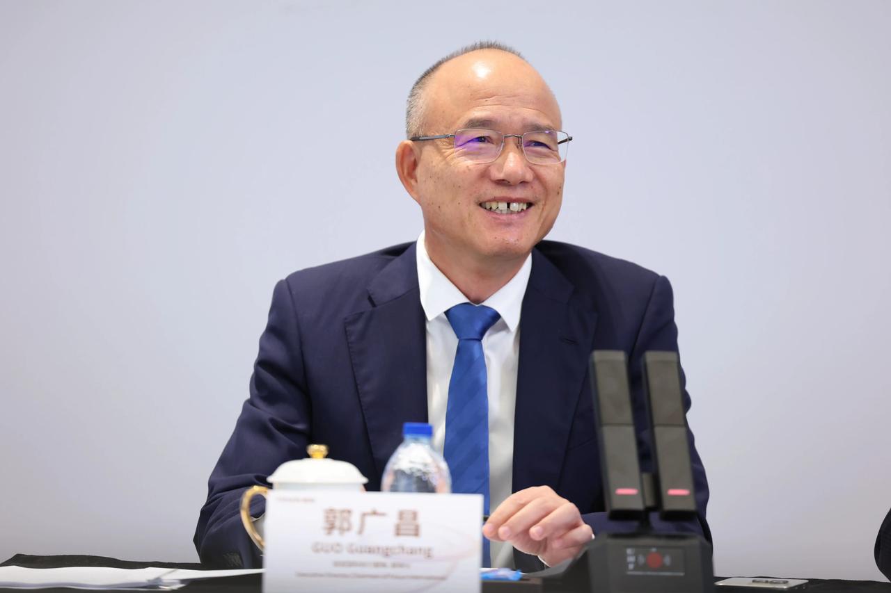 郭广昌：不要只用海外的AI，中国的大模型好用又便宜

郭广昌用“绿皮火车跑不出高