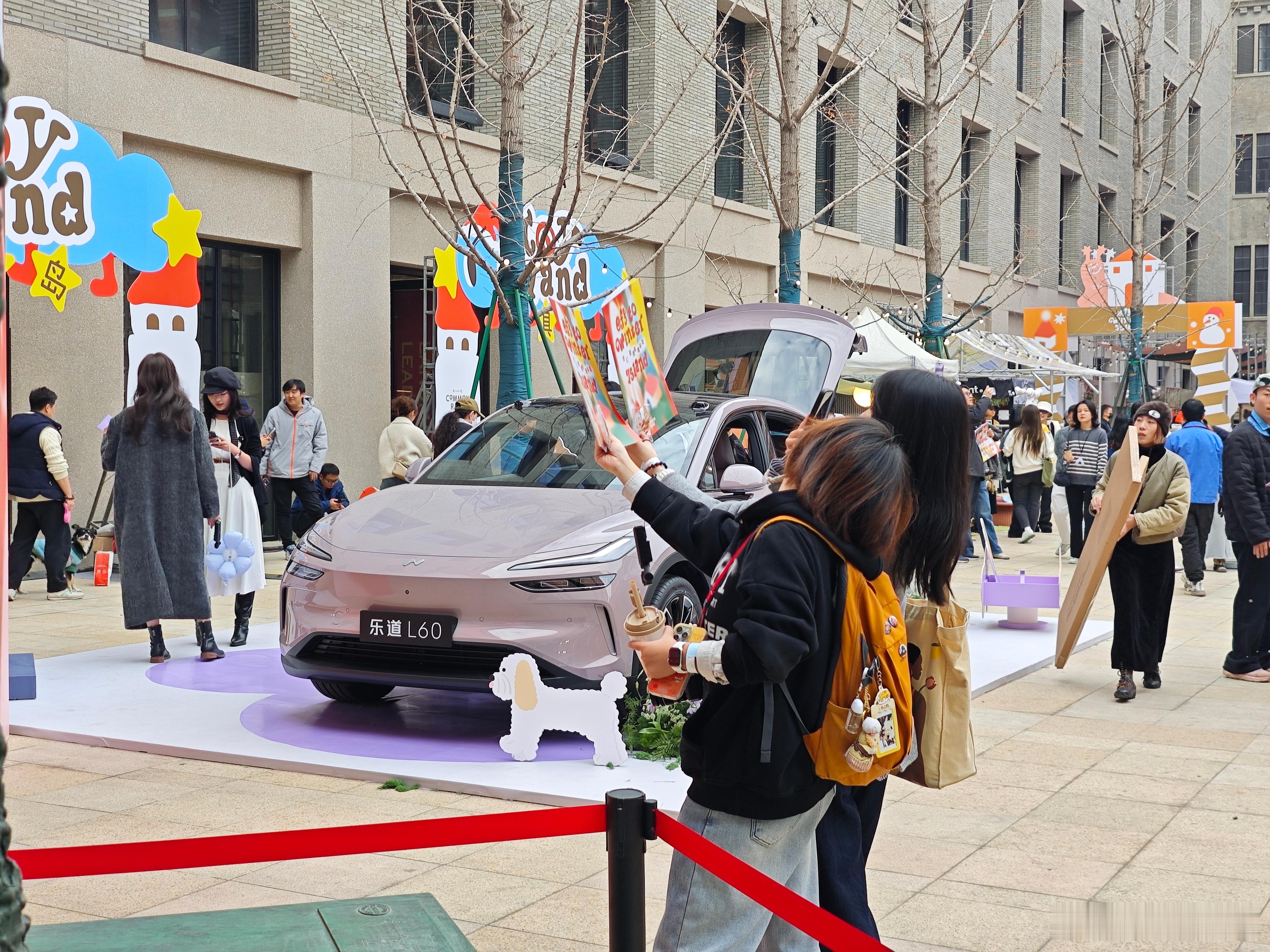 逛凡几市集发现一进门就是一台乐道l60 ，临近圣诞了整个市集里气氛很浓（即便是工