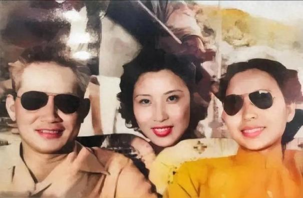 1952年，张灵甫遗孀王玉玲和姨父孙立人、姨妈张晶英，一起旅游时拍下了一张照片，