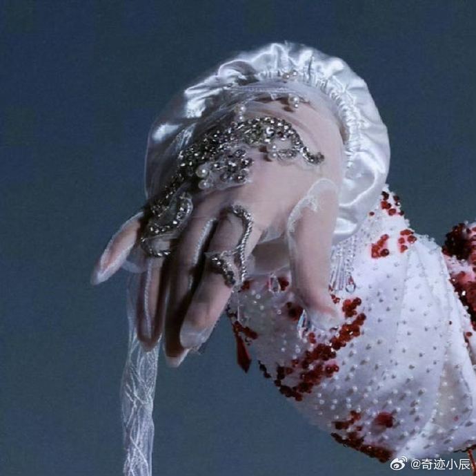 张远张远回应自己手小抓财 张远与元宝姐姐全程对抗路！粉丝盯细节，远子现场急着自证