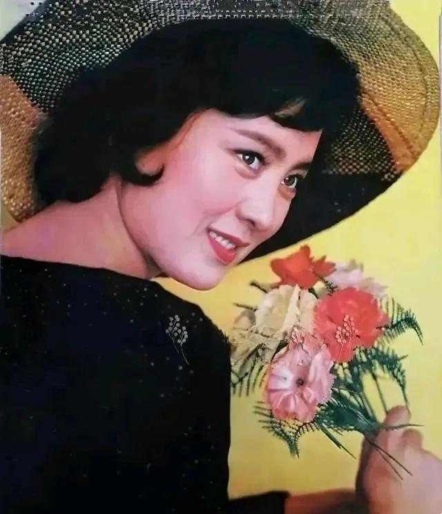 七八十年代草帽用得比较多，不知现在还有戴草帽的不？
大热天，来一组明星戴草帽的照