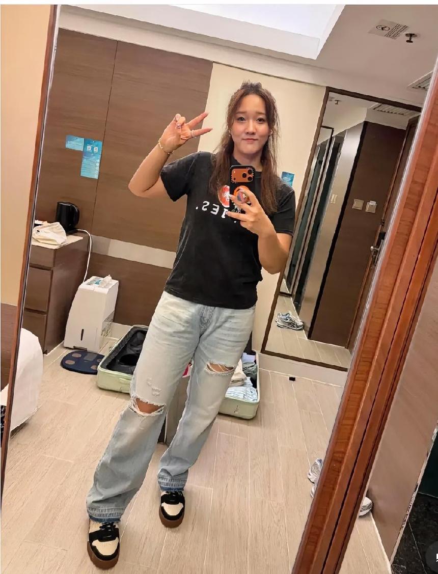 刷到孙铭阳这张自拍啦✨
退役之后状态看着真好，留起了长发，人也瘦了不少，一身休闲