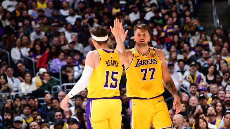 #东契奇里夫斯缺席对阵开拓者比赛#  1月18日11:00，湖人将对阵开拓者，东