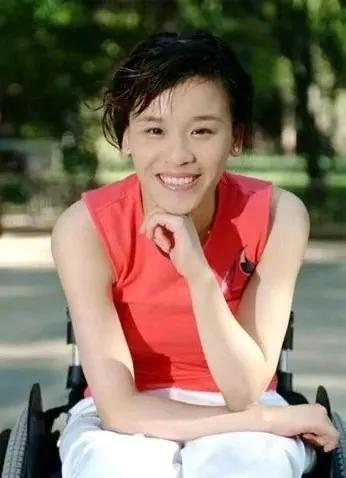 体操冠军桑兰：17岁摔成高位截瘫，事后索赔18亿美元，今现状如何。希望国家以后保