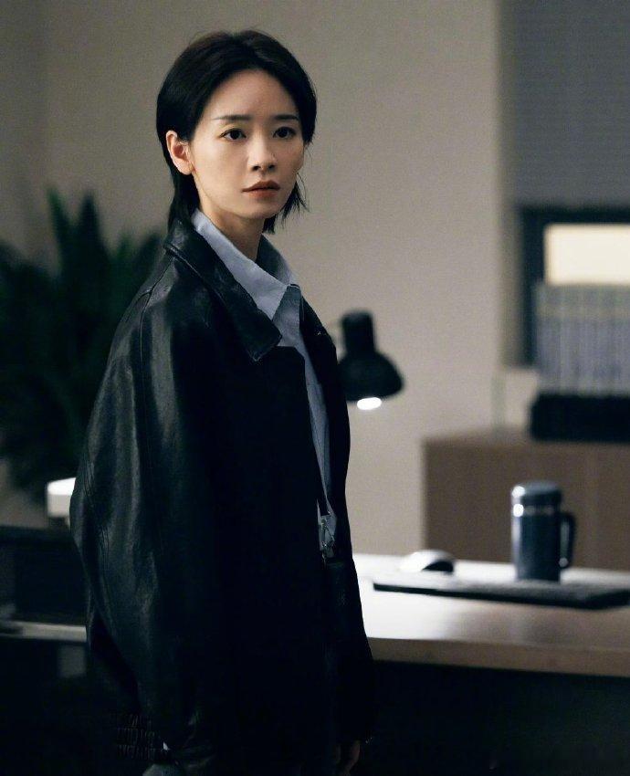 刘雅瑟少年姐感这一块救命！刘雅瑟的祝队长直接夯爆全场，少年感的清爽混搭姐感的干练