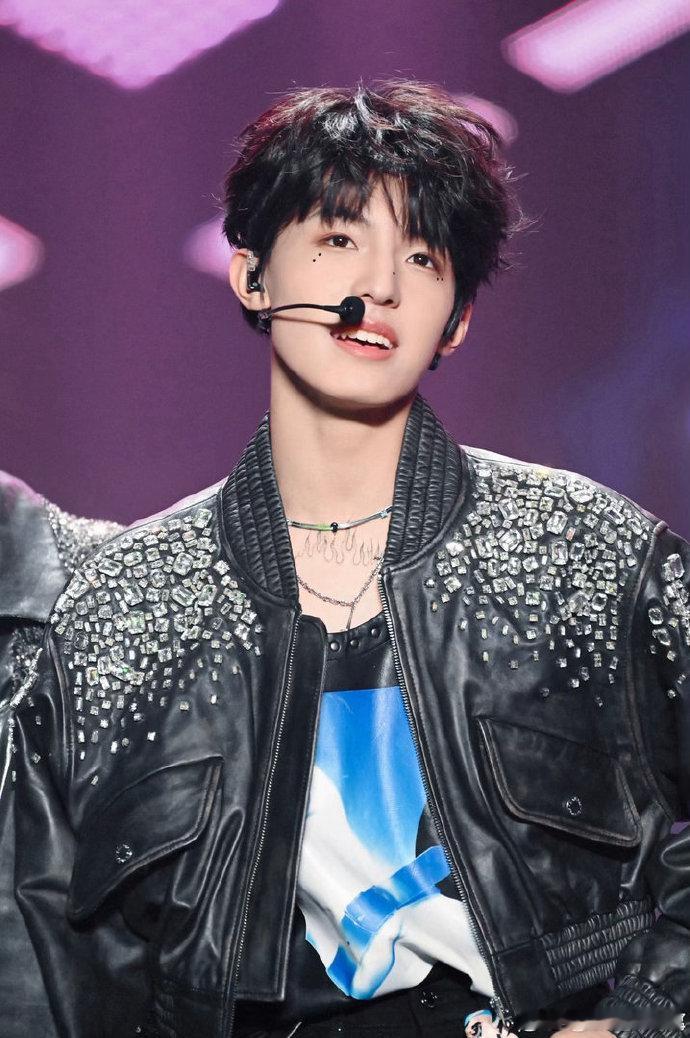 张泽禹19岁生贺照满屏都是温柔与祝福，粉丝用心定格少年美好，19岁的张泽禹赤诚纯