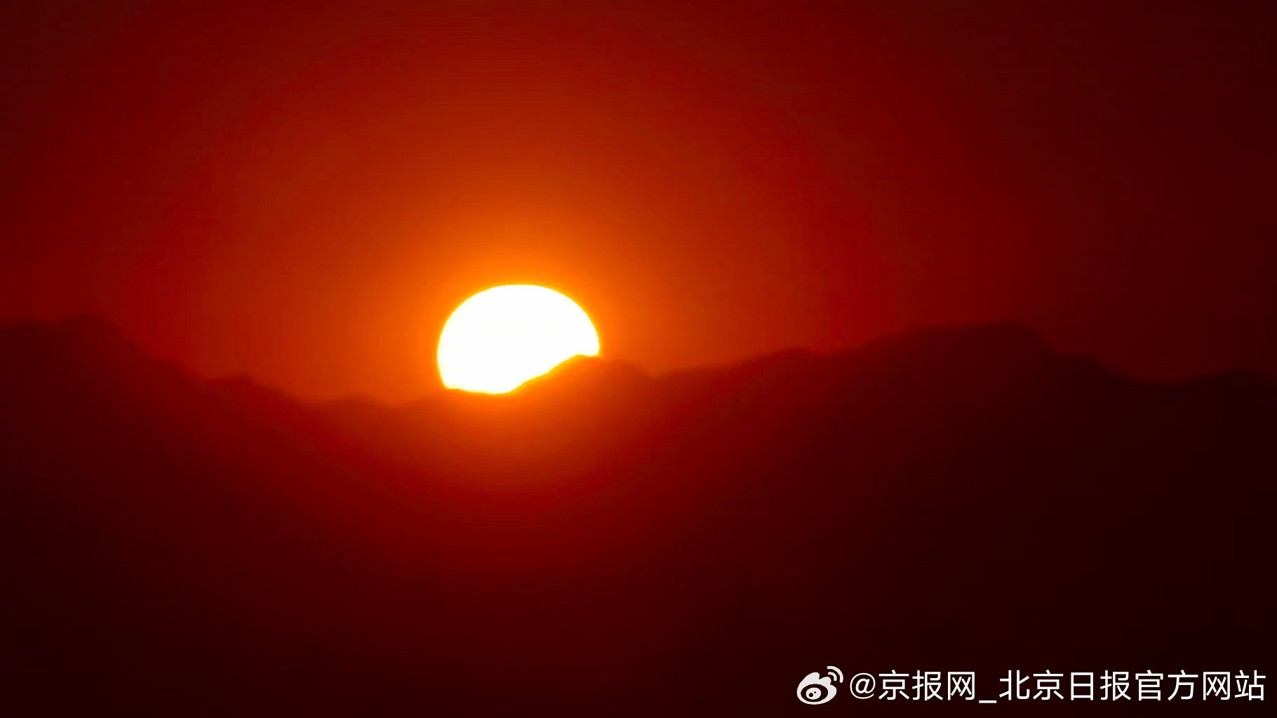 【迷人！#北京晚霞原图直出#】#北京晚霞自带滤镜# 10月19日傍晚，北京晚霞震