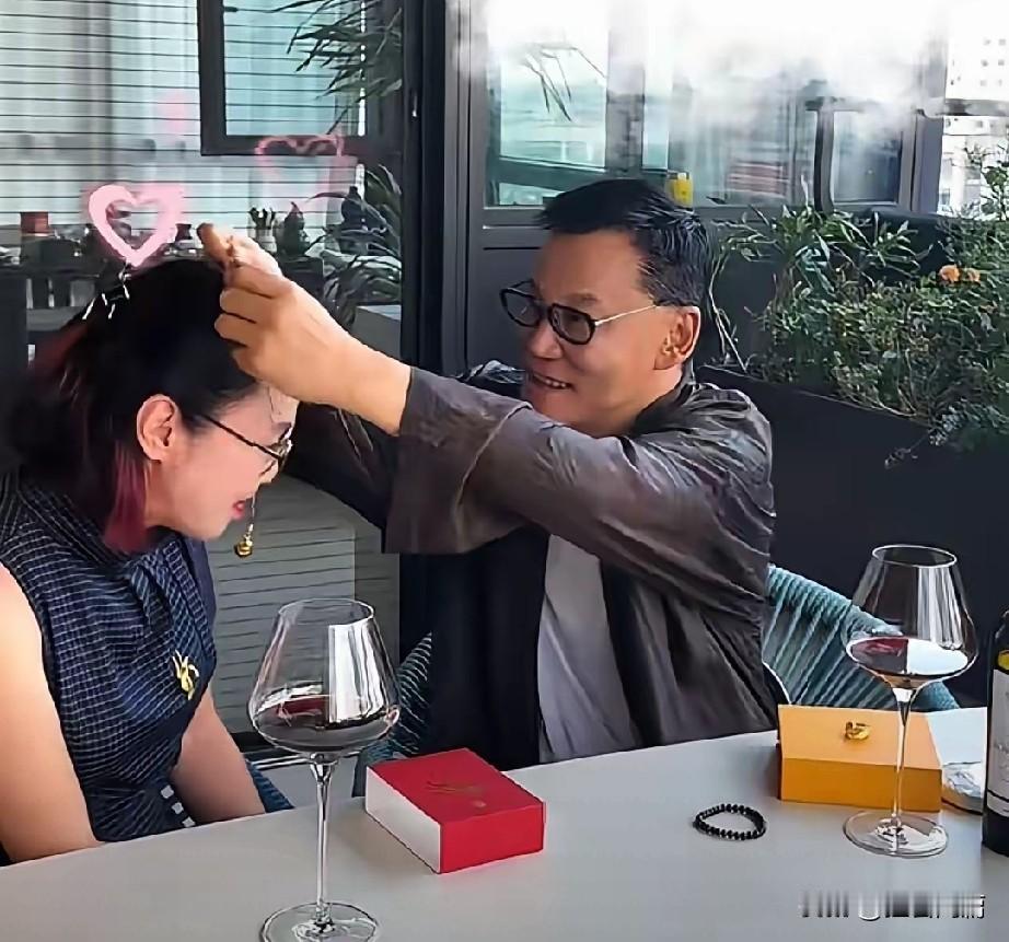 这么秀恩爱，别说中老年人就是年轻人，让人看着也肉麻！

李国庆，张丹红绝对是中国