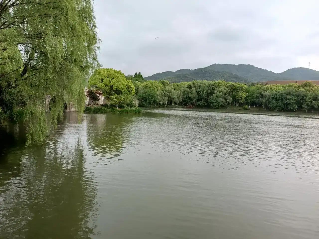 湘湖总是被杭州人介绍为西湖的姊妹湖。因为湘湖跟西湖面积差不多，分别在钱江两岸。