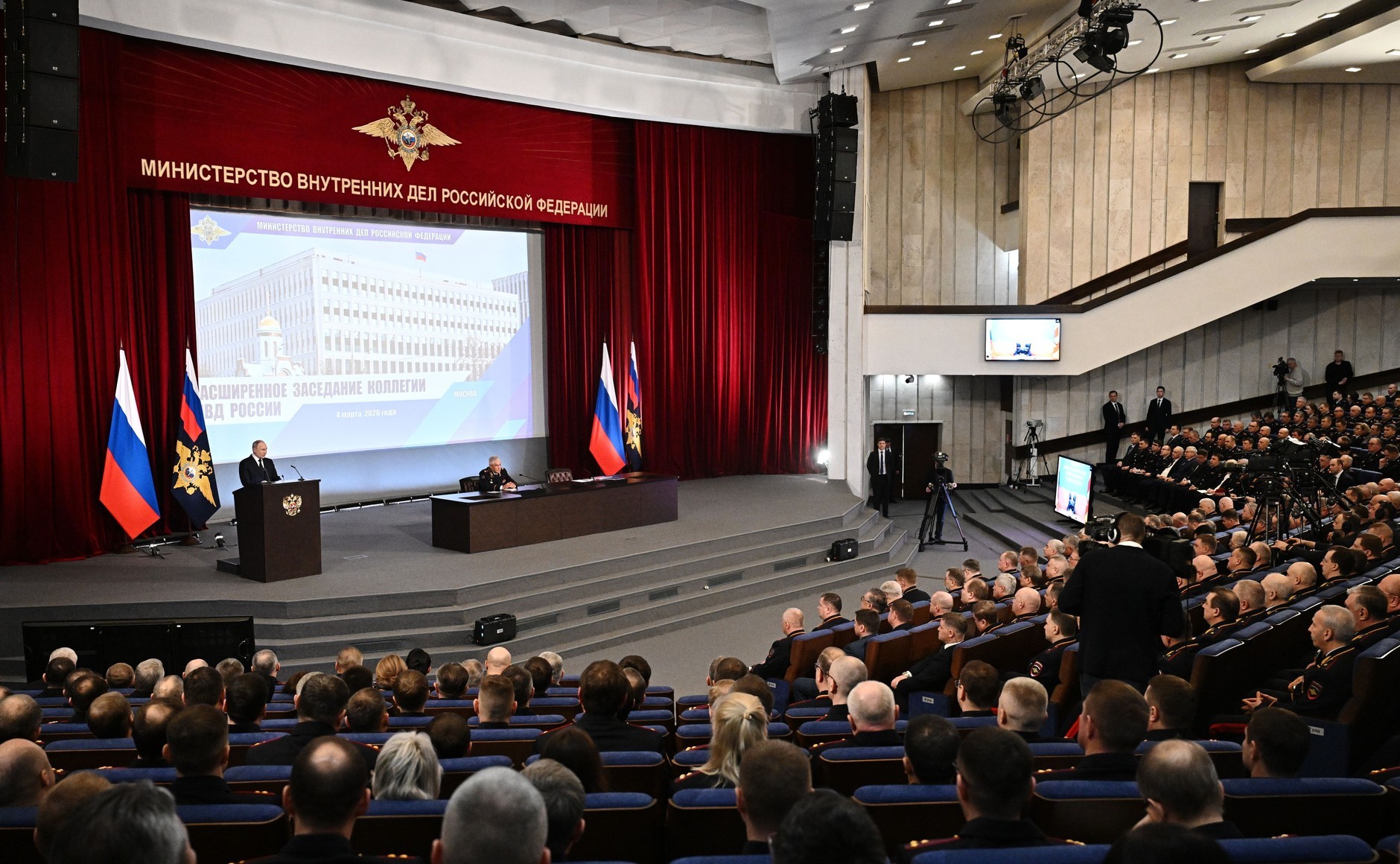 瓦洛佳小朋友  俄罗斯内务部扩大会议弗拉基米尔·普京在俄罗斯内务部年度扩大会议上