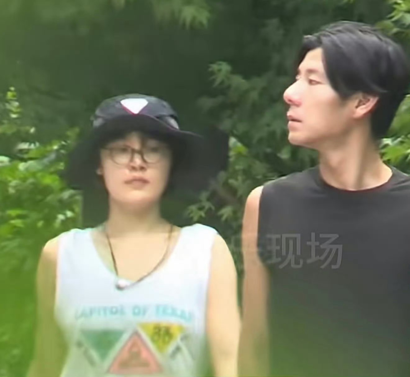 蒋奇明和老婆挽手出门看上去非常健康的恋爱 踏踏实实过日子的一对儿蒋奇明