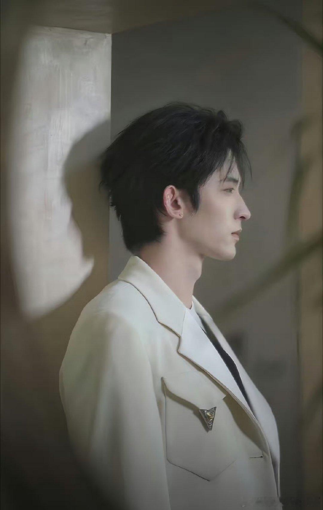 常华森范思哲活动预热造型，白西装耳钉 