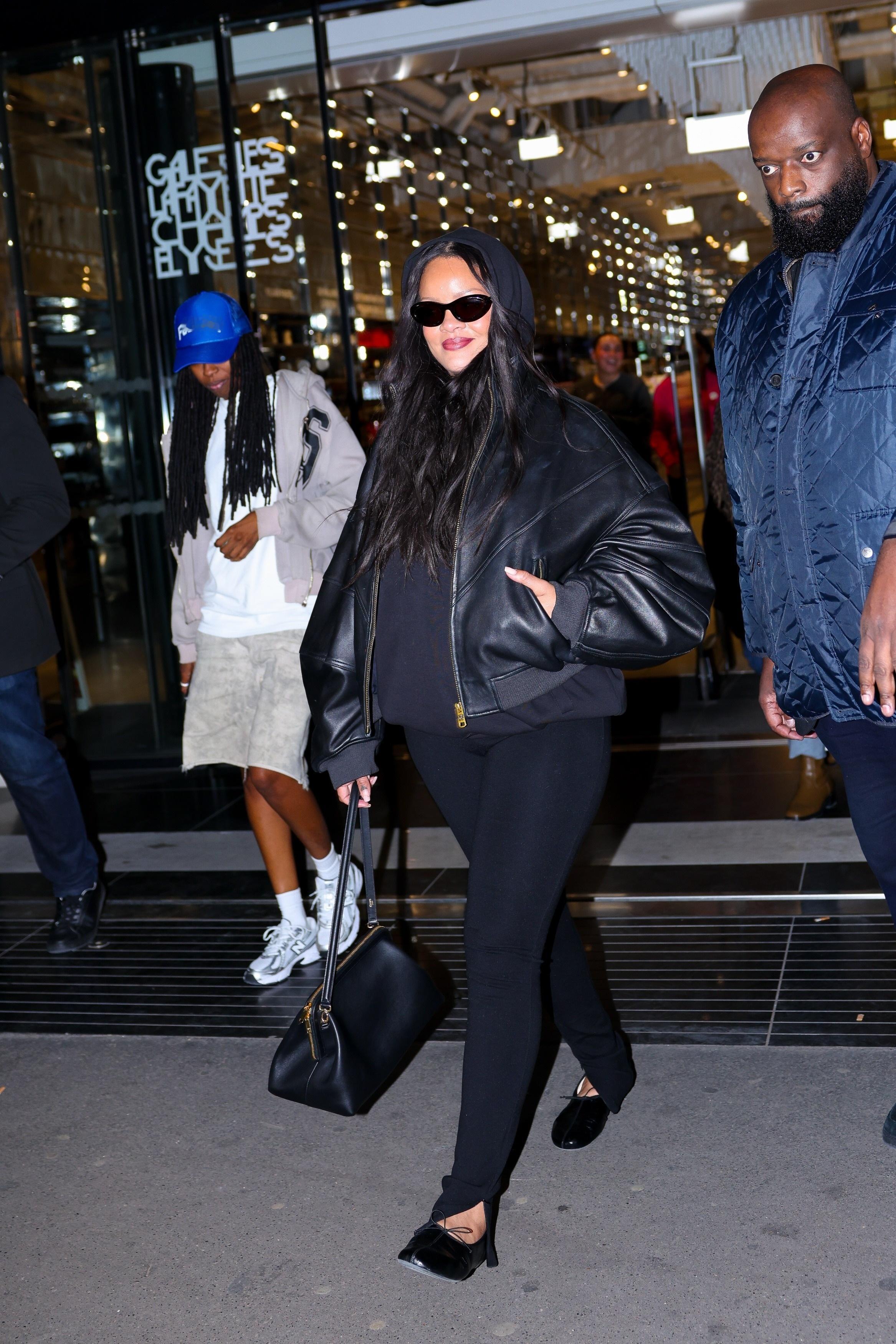 Rihanna疑似再次怀孕 美妆商人 Rihanna 昨天在巴黎老佛爷百货的Ji