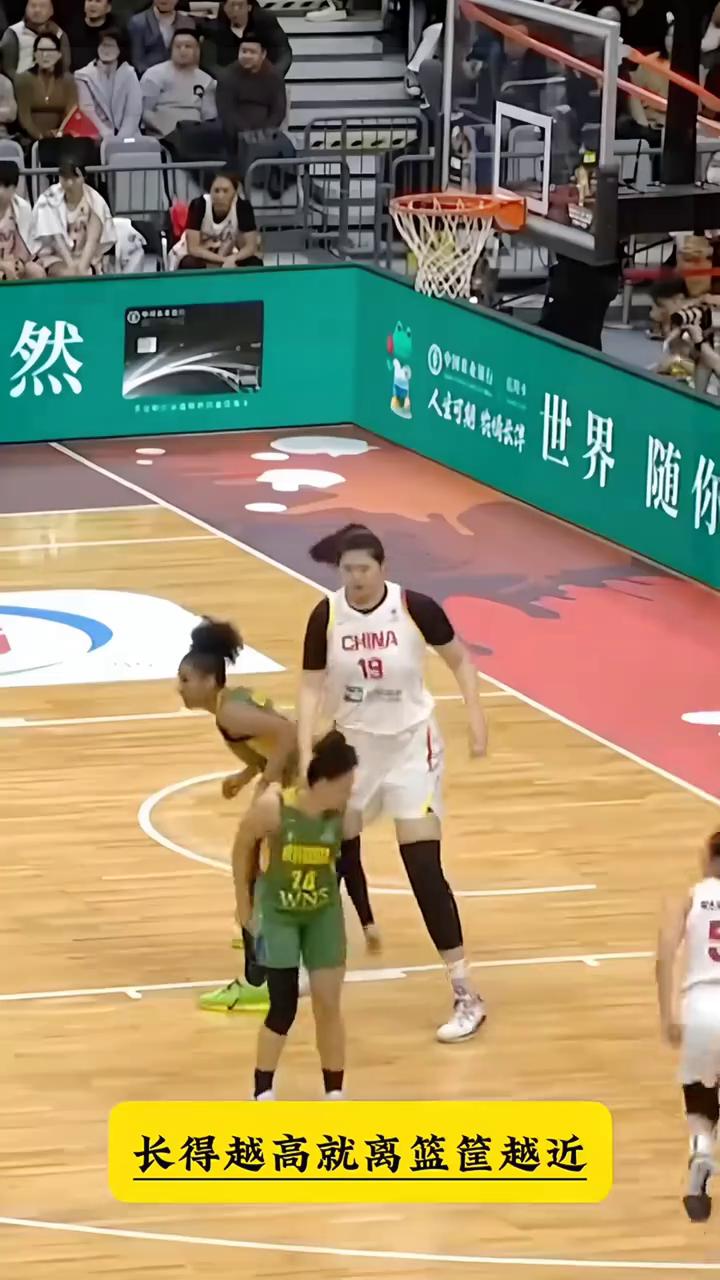 身高2米28的漂移投篮你见过吗？这就是女篮张子宇，绝对高峰。长得越高就离篮筐越近