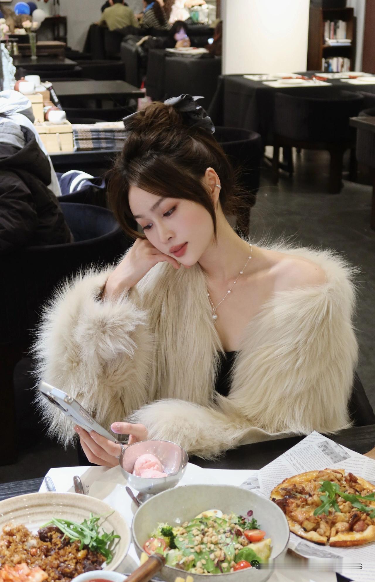 优雅用餐时光，美食美人相伴什么样的女孩可以被称为美女