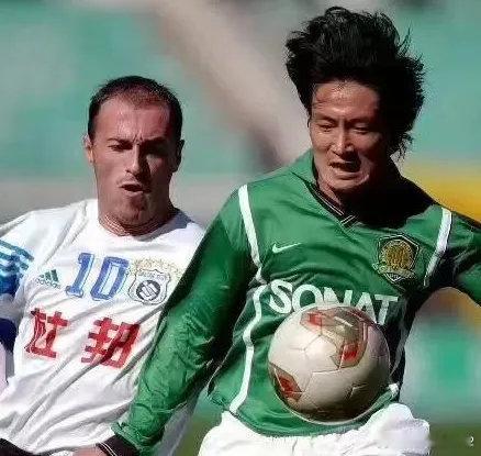 49岁前国安球员邱忠辉转行送外卖，日入三四百。曾助国安夺足协杯冠军，因伤退役错过