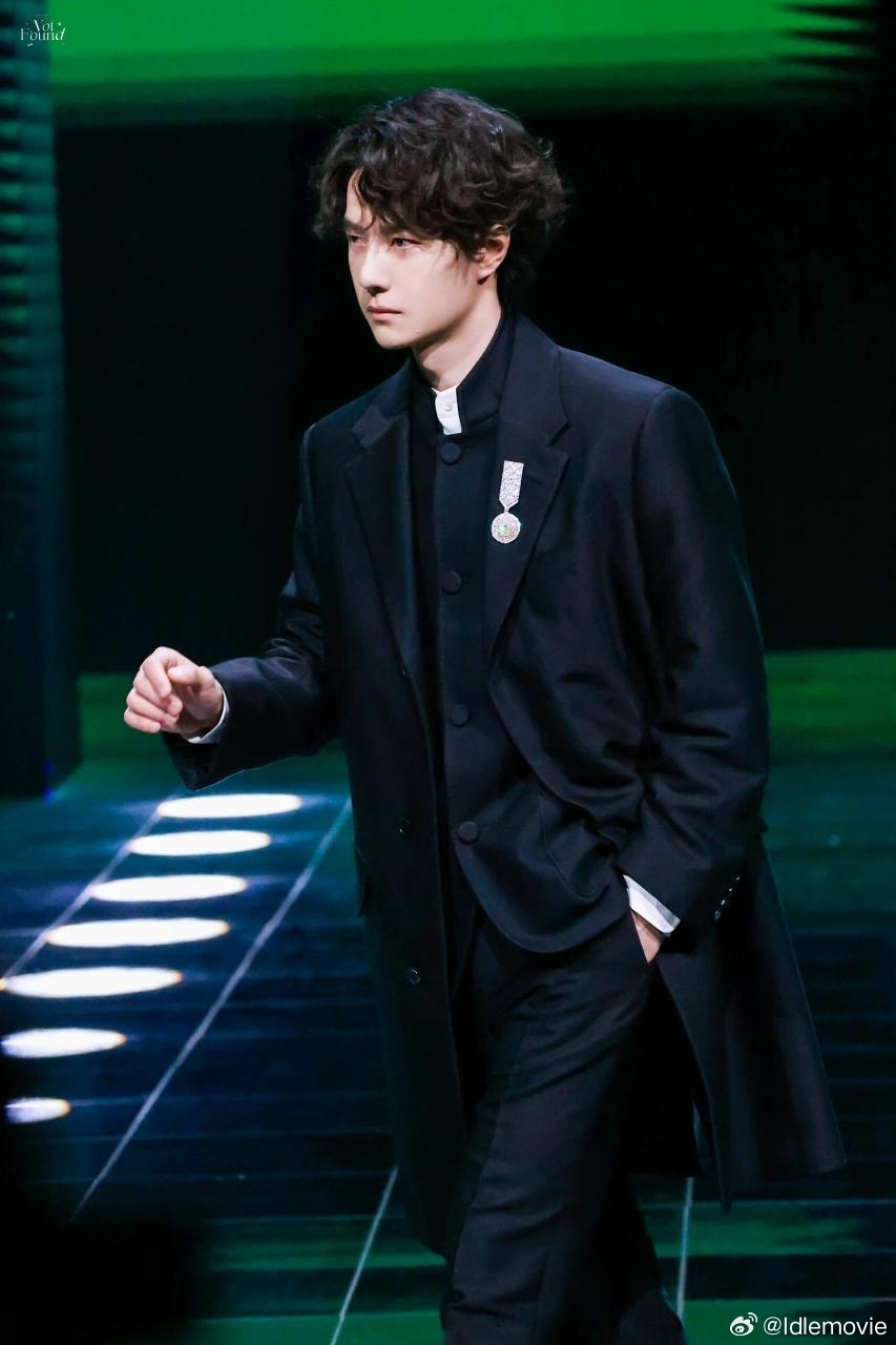 博帝归来，热搜双爆，内娱最严厉的教父，美学最时尚的新中式。王一博 中山装微博之夜