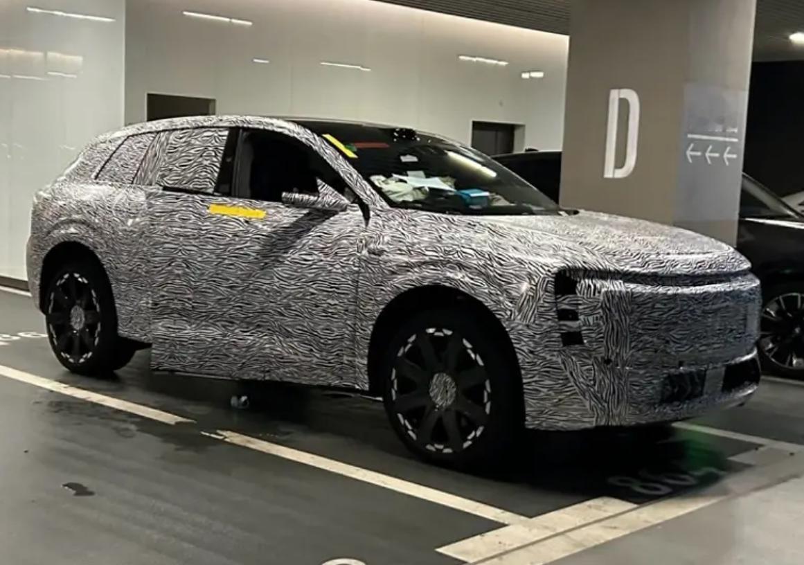 新车预热—— ：目前网上只有伪装照，但前脸一眼就能认出来是AUDI家的产品，结合