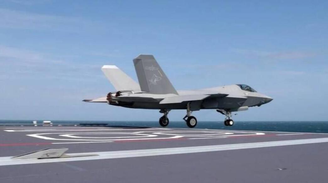 歼-35与美国F-35对比:
 
1. 舰载机：歼‑35 对 F‑35C，单机性