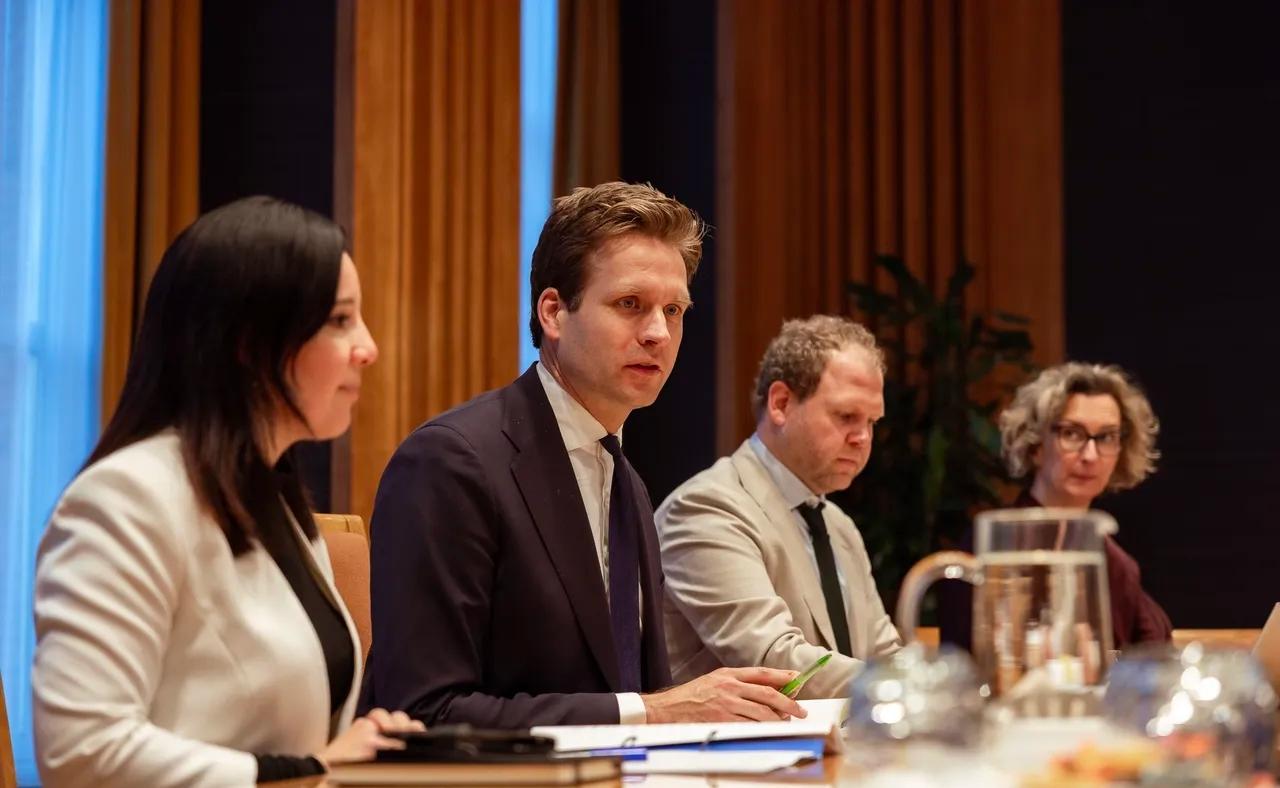 荷兰被清算

当地时间周四晚间，荷兰经济大臣卡雷曼斯在议会听证会中，就其对中国安