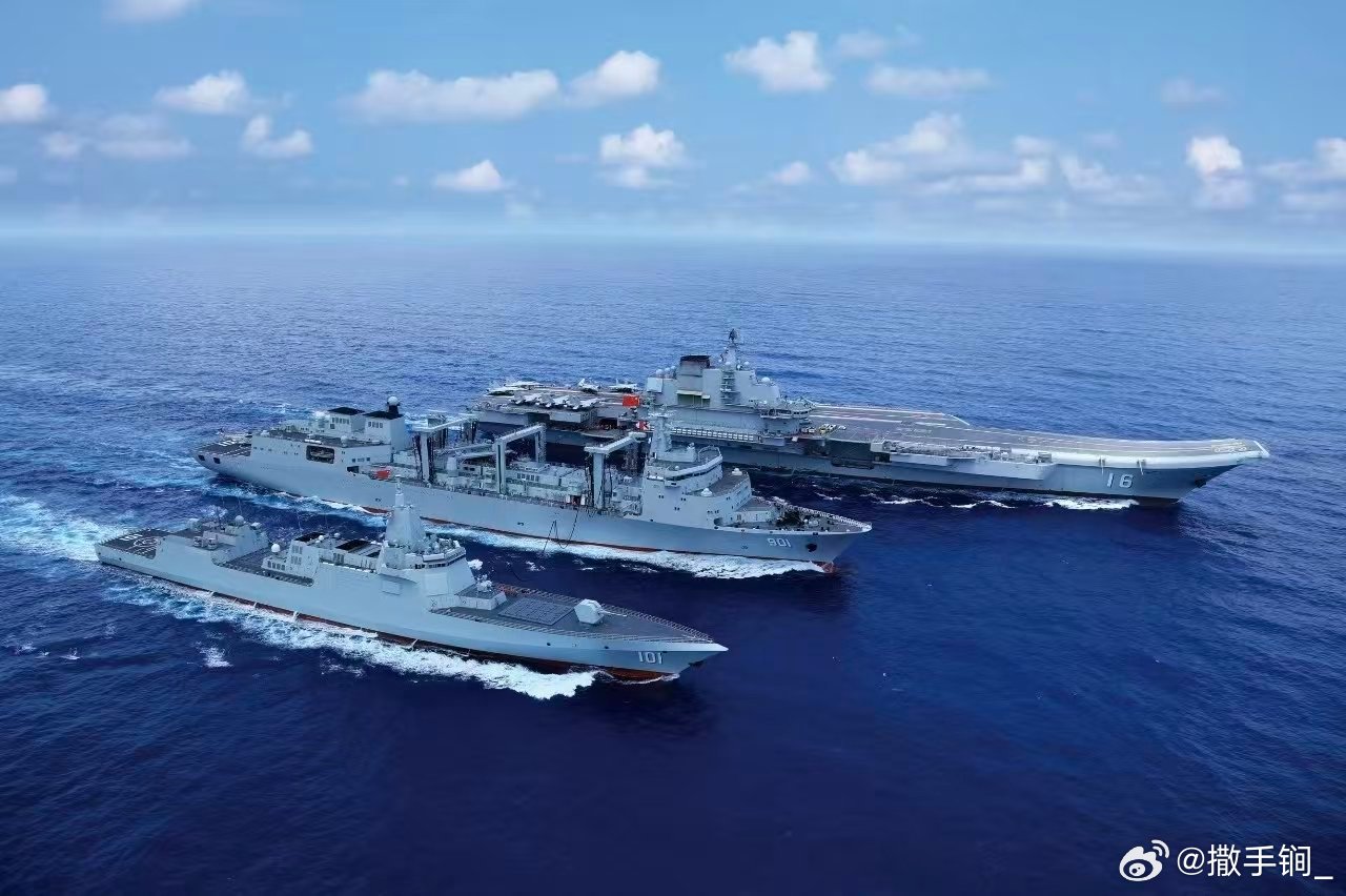 辽宁舰、南昌舰和呼伦湖舰航行补给，蓝水海军的气势