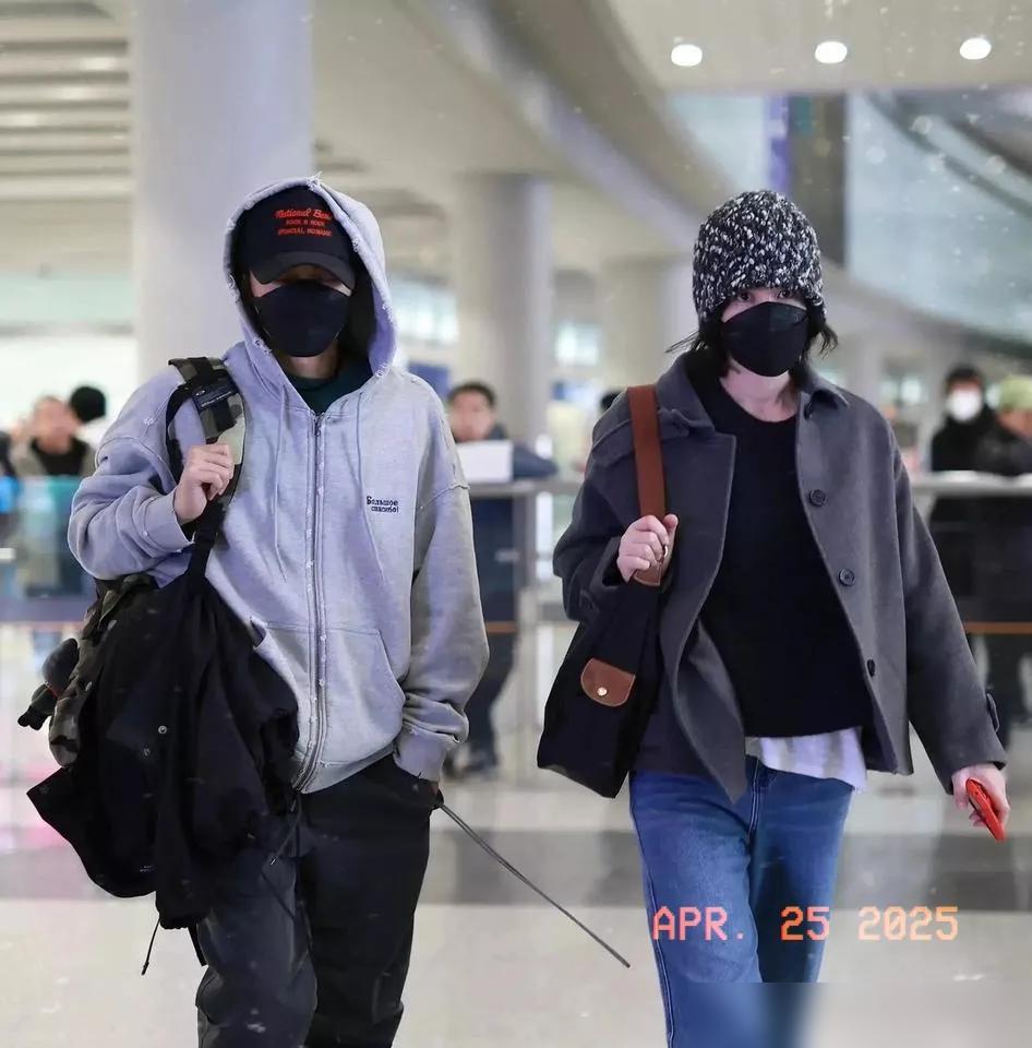 这是什么神仙爱情！昨晚谢霆锋北京演唱会，55岁的王菲裹着披肩窝在角落跟着旋律摇摆