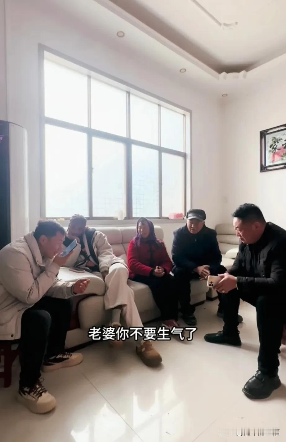 老表向安吉娜表态了，承诺以后会天天刷牙洗脸。可是安吉娜并没原谅他，要看到他改变才