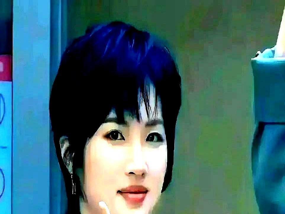 姚安娜不是含着金汤匙混剧组，她是把金汤匙当哑铃练。
 
《老舅》预告里，她那句“