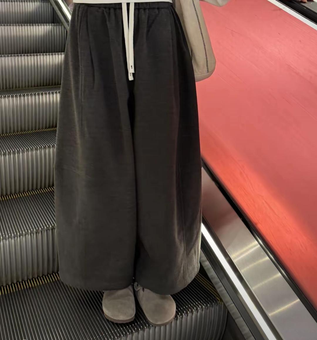 你们不觉得奇怪吗？
现在90%的女人
一到冬天，几乎不再
穿很规正修身的衣服了