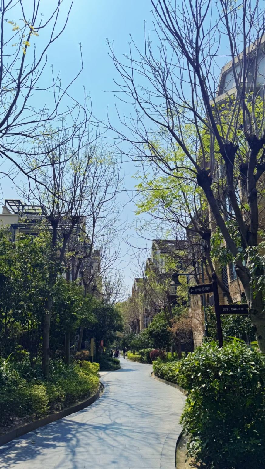 211机械工程专业毕业的小伙子，
进入国企上班，扣除五险一金，
每月到手一万五。