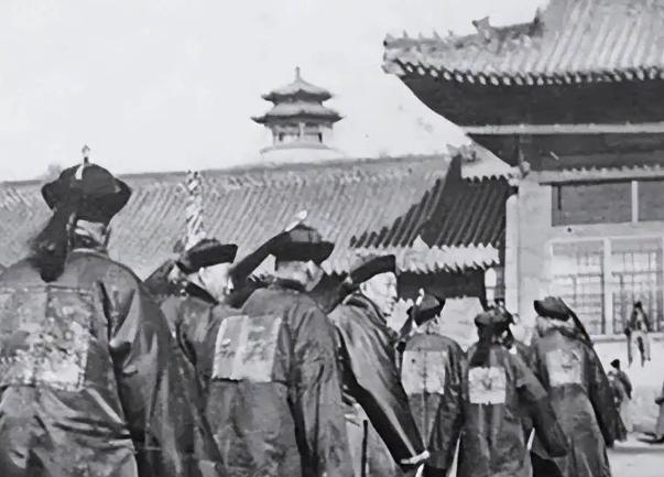 古代上朝时间那么早，上朝的文武百官住在哪？上完朝又去哪工作？在古代时期，大臣往往