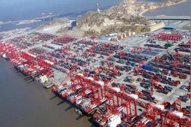 从巴拿马运河到达尔文港，其实普通人也看得出来，美国换玩法了。

以前贸易战伤敌八