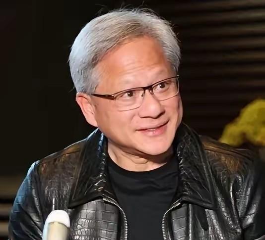 5月15日记者问黄仁勋：为啥几十年穿同一款黑皮衣？他笑着说：“都是我老婆干的！我