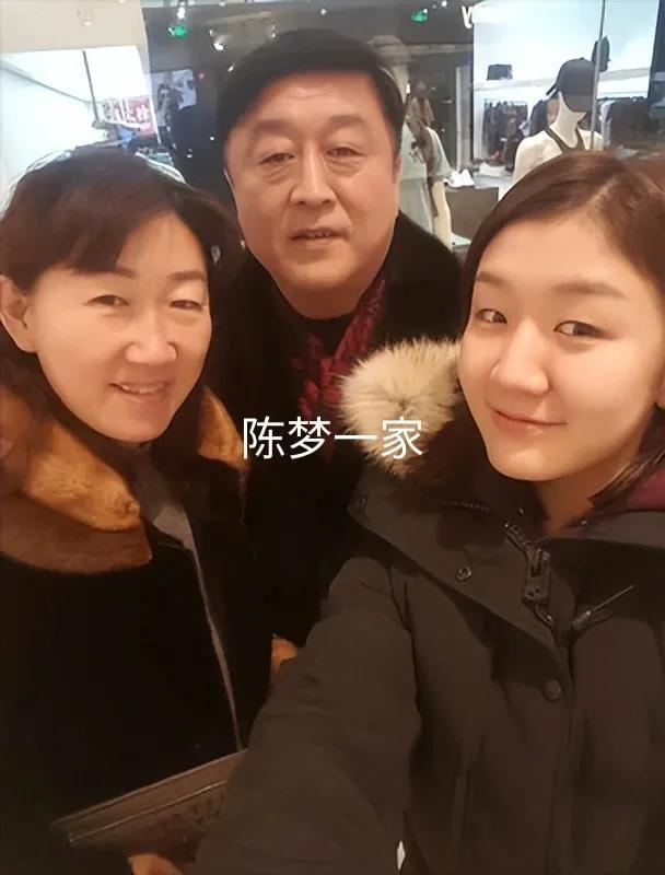陈梦一家三口对比孙颖莎一家三口，感觉孙颖莎一家三口更讨喜，更有亲和力……你们觉得