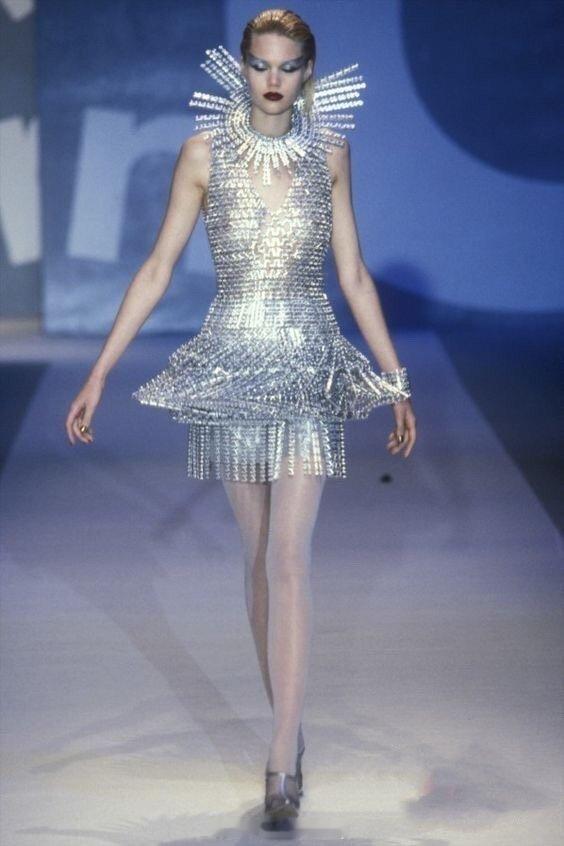 Paco Rabanne 1997 秋冬高定，独属于品牌的金属魅力，金属、纸张和