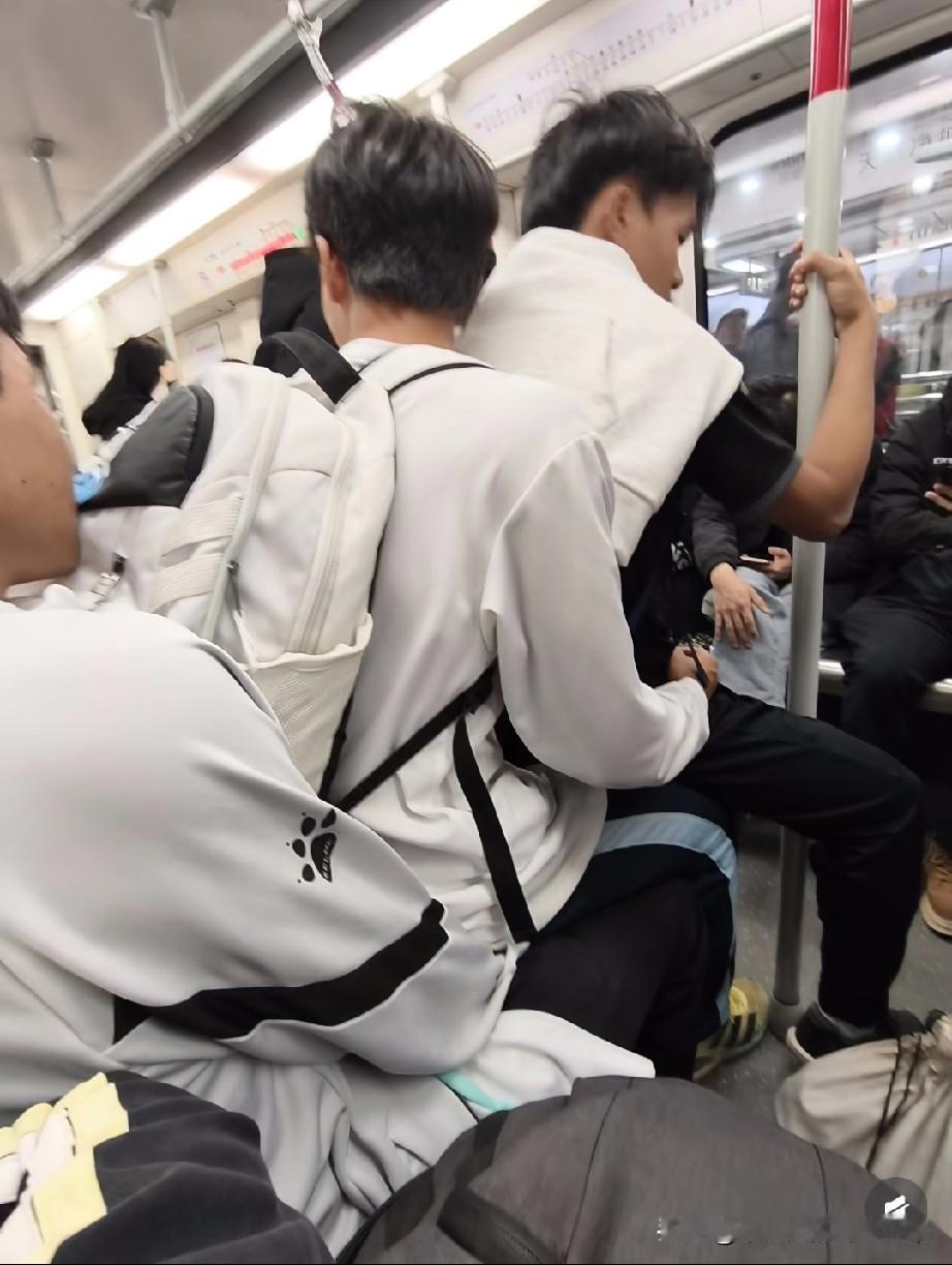 广州地铁一群小伙叠罗汉式挤坐，我尴尬到抠脚
 
在广州地铁上撞见离谱一幕！一群穿