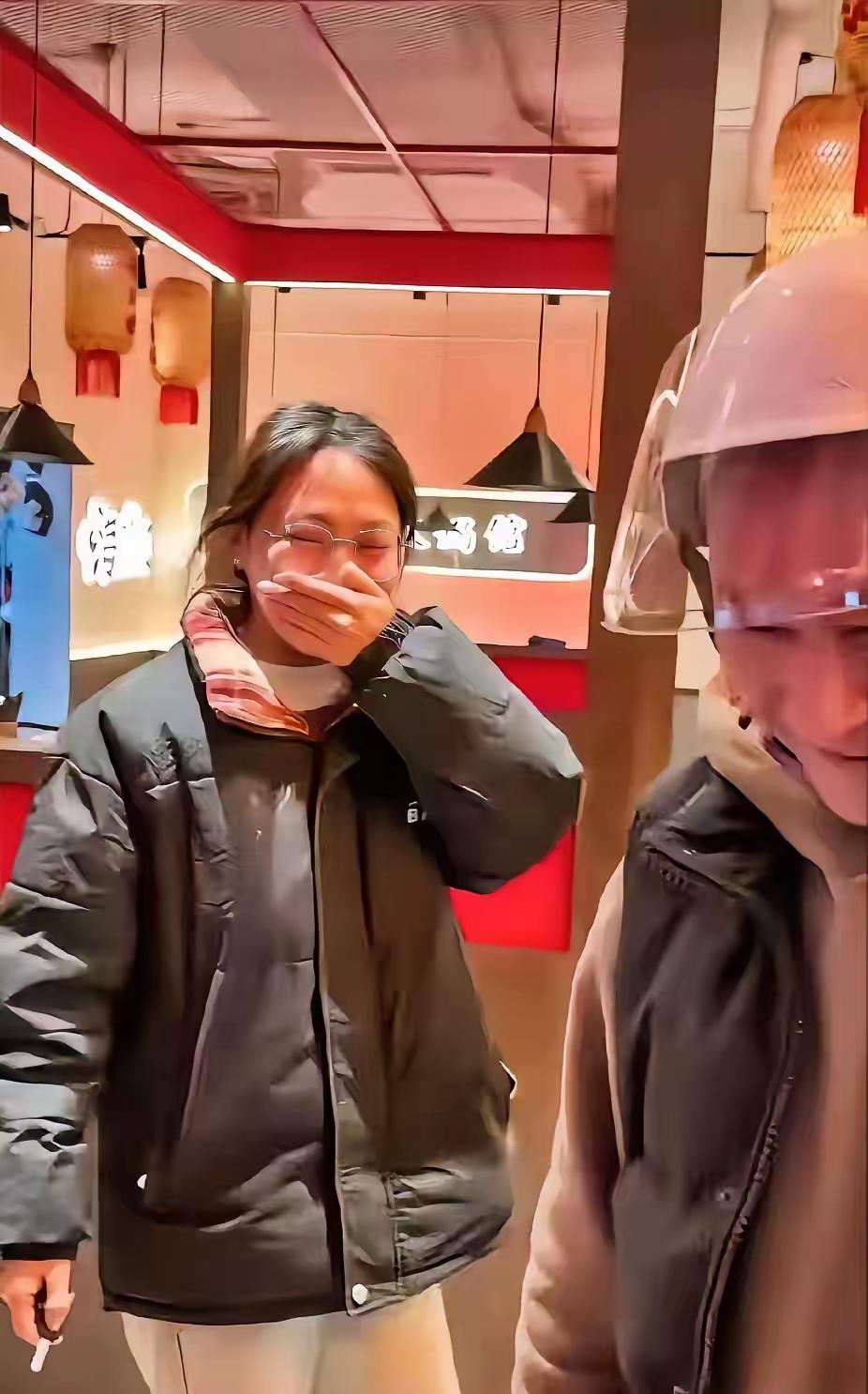 太感动啦！四川省一位开火锅店的老板，生意很好，在闲下来的时间里，他翻看朋友圈，竟