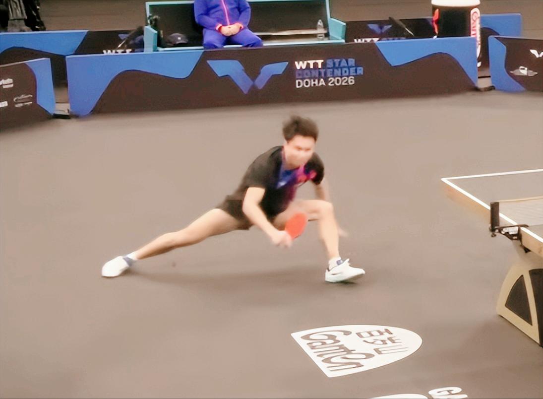 过分！由于地滑，周启豪被滑了一字马！
却给了一张黄牌！

前三局
周启豪1：2落