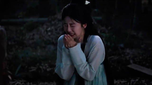 白鹿到底偷偷去哪进修哭戏了！《莫离》土坑长镜头无声落泪，咬臂强忍崩溃，拍完眼睛直