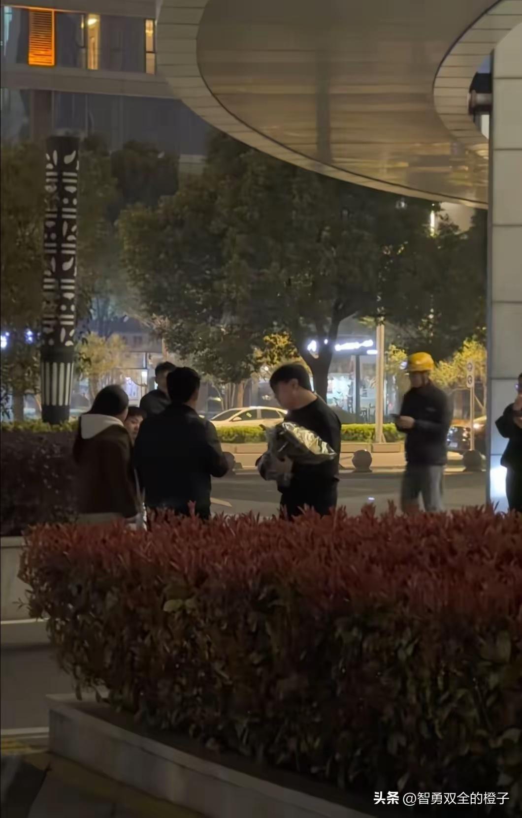 同事今天跟我聊起他小姨，说她在峰学蔚来当保洁。本以为就是个普通唠嗑，结果小姨一顿