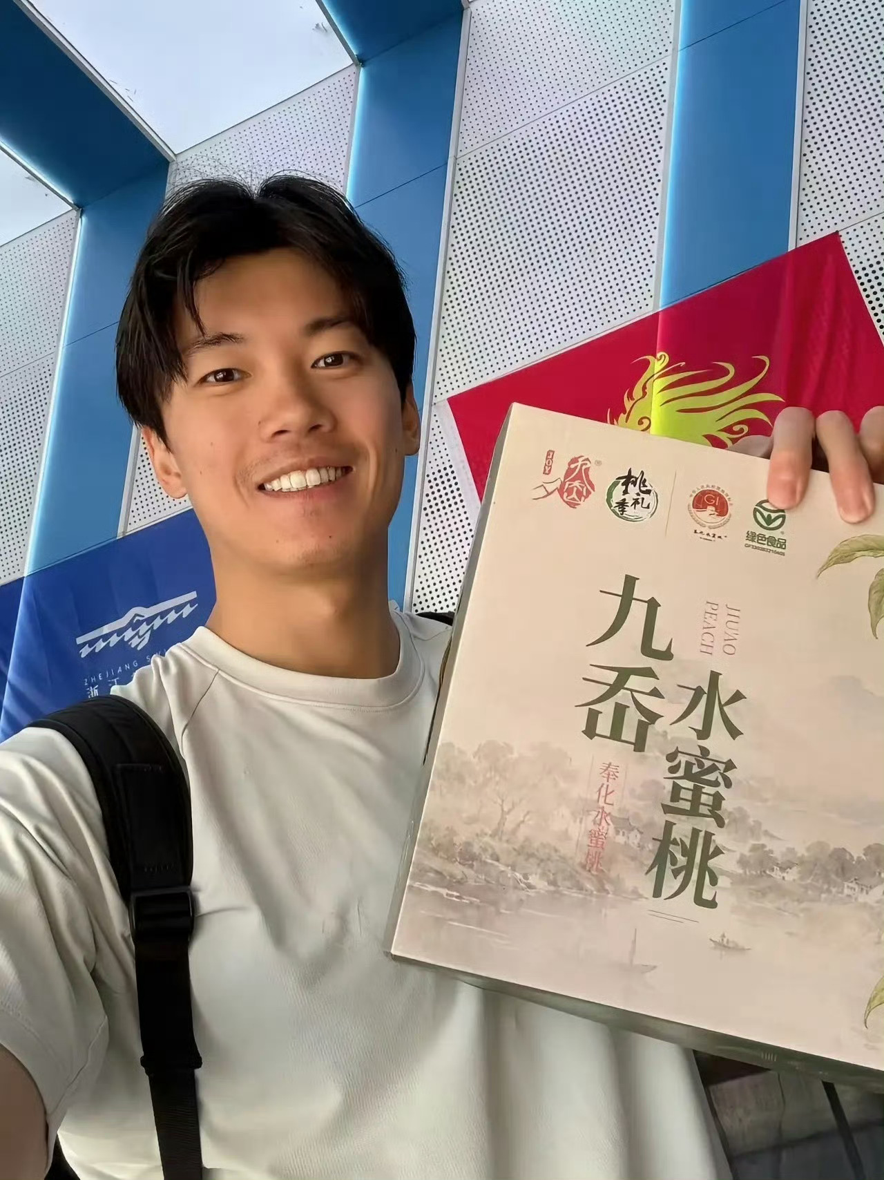 怎么才能吃到这个水蜜桃（右）我很急。 